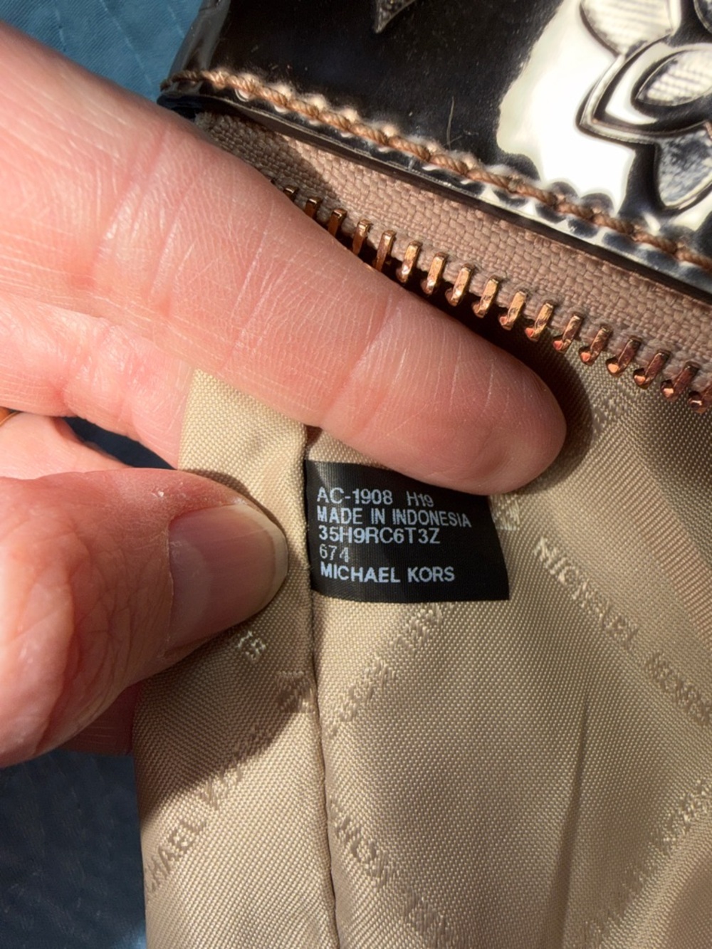 Michael Kors Metallic Rose Gold Embossed Tote with Tan Straps 12 x 10 - Picture 6 of 10